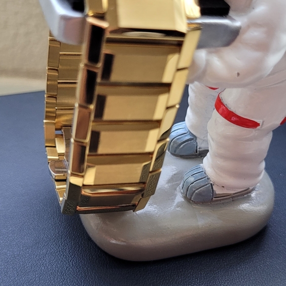 Movado Watch Gold Mirror Dial. $2195 RETAIL - Picture 6 of 16